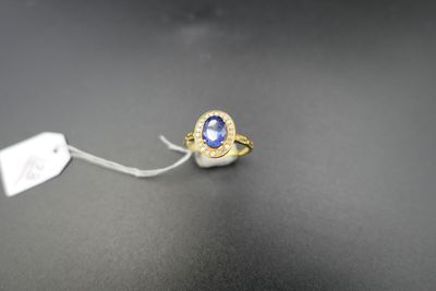 une image représentant une bague sertie d'une pierre bleue et d'une étiquette
