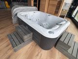 un jacuzzi au milieu d'un parquet