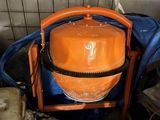 un seau orange posé sur un sac bleu