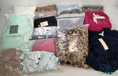 un tas de vêtements posés sur une table