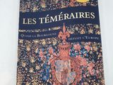 un livre avec l'image d'un blason
