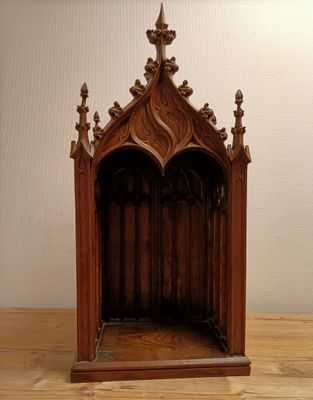 une image représentant un sanctuaire en bois surmonté d'une croix