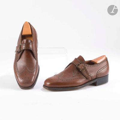 une paire de chaussures en cuir marron pour homme sur fond blanc