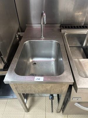 un évier et un lave-vaisselle dans une cuisine professionnelle