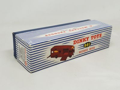 une photo d'une boîte de « Dinky Toys » posée sur une table