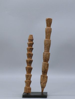 paire de sculptures en bois sculpté posées sur un socle en marbre noir