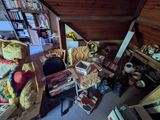 une pièce avec une chaise, une bibliothèque, une chaise et une bibliothèque