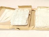 trois boîtes ornées de dentelle posées sur une table