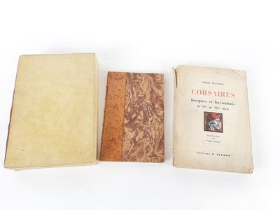 deux vieux livres posés l'un sur l'autre sur une surface blanche