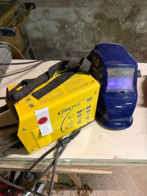 un poste à souder bleu et jaune posé sur une table