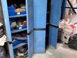 une photo d'une armoire bleue dans un garage