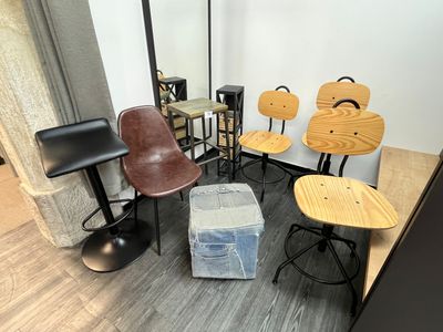 une pièce contenant beaucoup de chaises et de tables