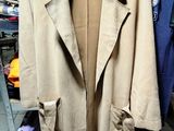 un manteau suspendu à un portant dans un magasin