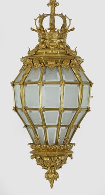 une suspension dorée ornée d'une couronne