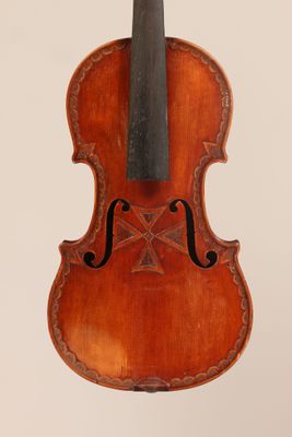 un vieux violon avec un archet accroché à son dos