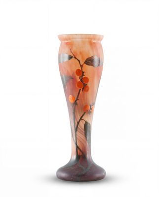 un vase orné d'une fleur sur fond blanc