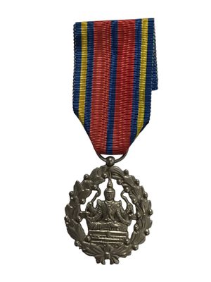 médaille entourée d'un ruban rouge, jaune et bleu