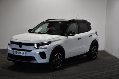 le SUV blanc est garé dans une pièce au sol en damier