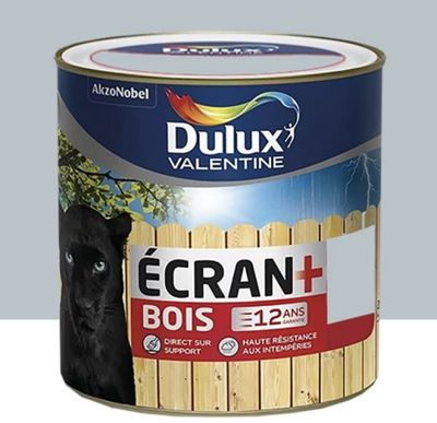 un pot de peinture pour bois Duluxx avec un chien noir en arrière-plan