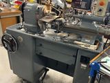 une machine placée au milieu d'une pièce