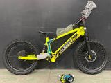 un vélo posé à côté d'une canette de soda
