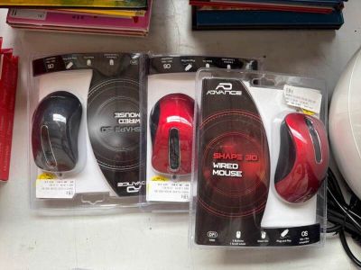 Un lot de trois souris filaires ergonomiques Advance Shape 3…