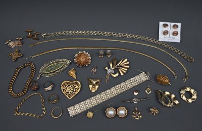 un assortiment de bijoux en or et en argent, comprenant notamment un bracelet, un bracelet, une bague, une broche et d'autres articles