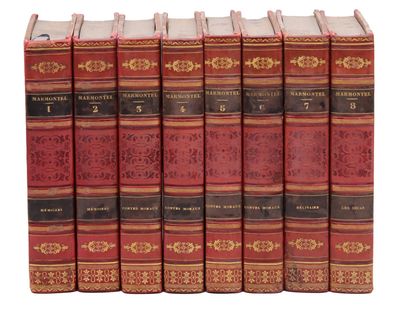 un coffret de cinq livres à couverture rouge et bordures dorées