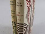 deux livres posés l'un sur l'autre sur une table