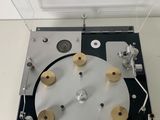 un gros plan d'une platine sur laquelle est posée une horloge