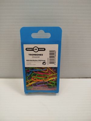 un gros plan sur un paquet de trombones colorés posé sur une table