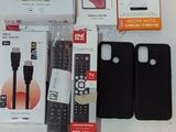 un grand nombre d'appareils électroniques posés sur une table