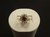 l'image d'une bague contenant une pierre rouge