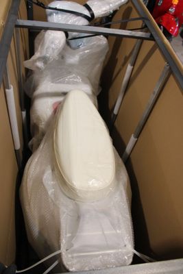 des toilettes situées au milieu d'une pièce