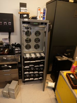 une photo d'une pièce avec un rack d'équipements électroniques