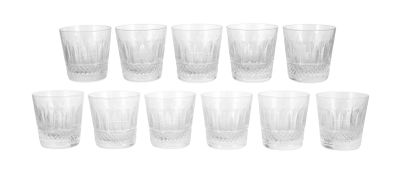 un lot de six verres à pied en verre transparent empilés les uns sur les autres