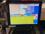 un écran d'ordinateur posé sur un bureau dans un bureau