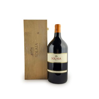 la bouteille de vin se trouve à côté d'une caisse en bois