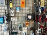 une étagère métallique sur laquelle sont posés de nombreux objets, dans une pièce