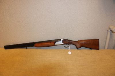 un fusil posé sur une table