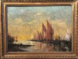 une peinture à l'huile représentant des voiliers sur l'eau, avec un coucher de soleil en arrière-plan