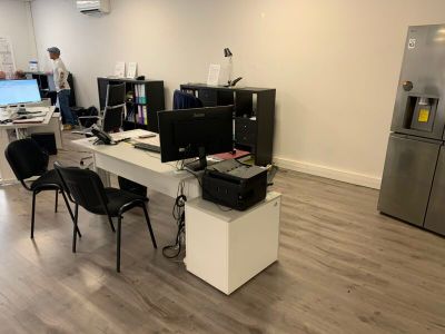 une salle où il y a beaucoup d'ordinateurs sur les bureaux