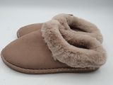chaussons en peau de mouton marron doublés de fourrure, sur fond blanc