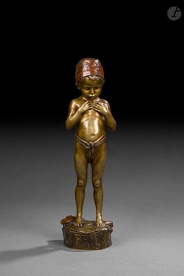une image représentant une statue en bronze d'un garçon portant ses mains à son visage