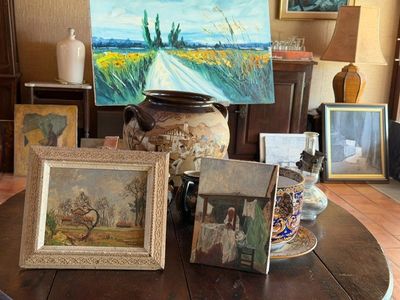 une table avec des photos posées dessus, dans une pièce