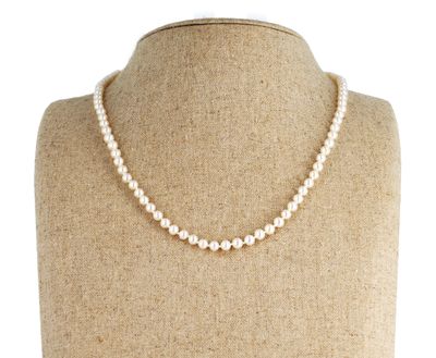 a white pearl necklace on a mannequin mannequin mannequin mannequin mannequin mannequin mannequin mannequin manne