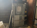 une pièce où se trouvent plusieurs cartons et une machine