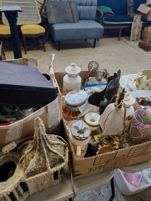 une boîte remplie d'objets assortis posée sur une table