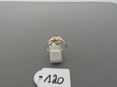 une bague en or ornée d'un nœud et à laquelle est attachée une étiquette de prix