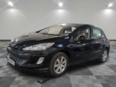 la photo d'une voiture noire garée dans un garage